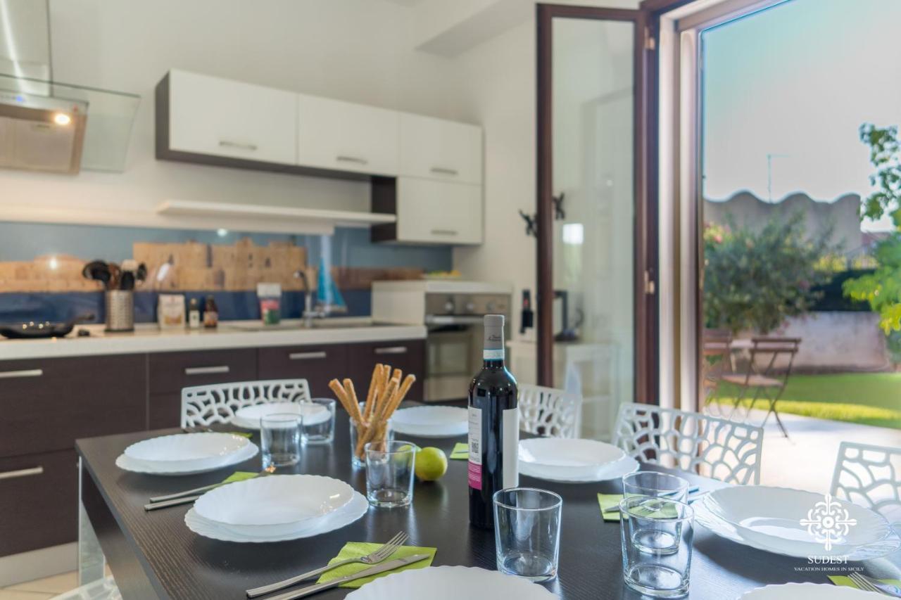 Villa Seaside - Beach Retreat With Jacuzzi سيراكوزا المظهر الخارجي الصورة