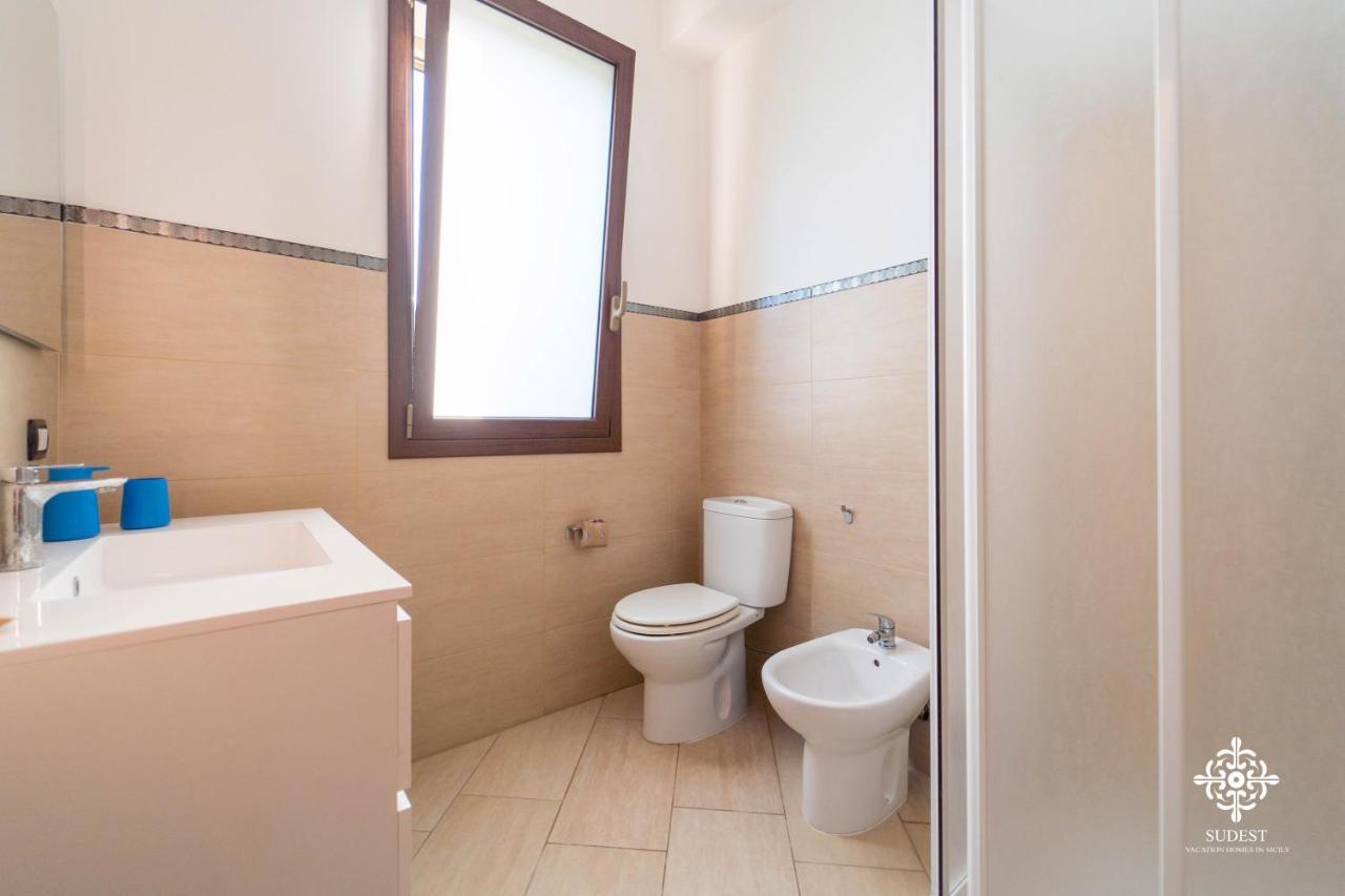Villa Seaside - Beach Retreat With Jacuzzi سيراكوزا المظهر الخارجي الصورة