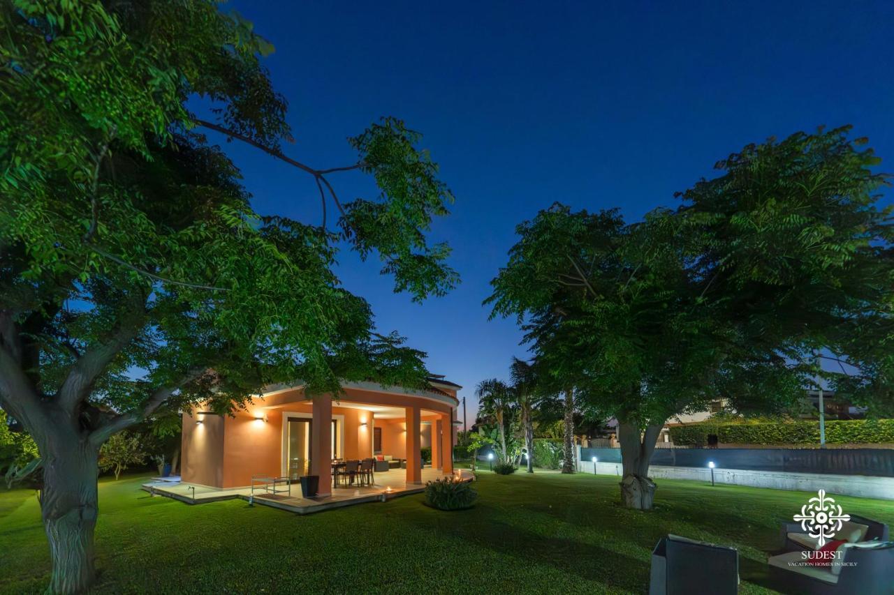 Villa Seaside - Beach Retreat With Jacuzzi سيراكوزا المظهر الخارجي الصورة